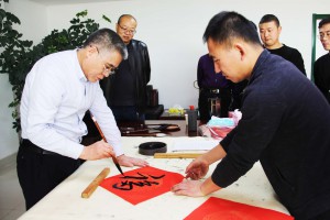 妙筆丹青描萬(wàn)福，墨香四溢喜萬(wàn)家             ——新能源公司開(kāi)展“送萬(wàn)福進(jìn)萬(wàn)家”活動(dòng)